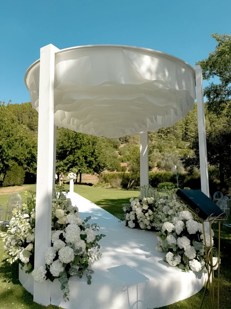 Descubre cómo la decoración con telas transforma bodas, fiestas y eventos. En Lomusic ofrecemos servicios personalizados con equipo experto y material de calidad.